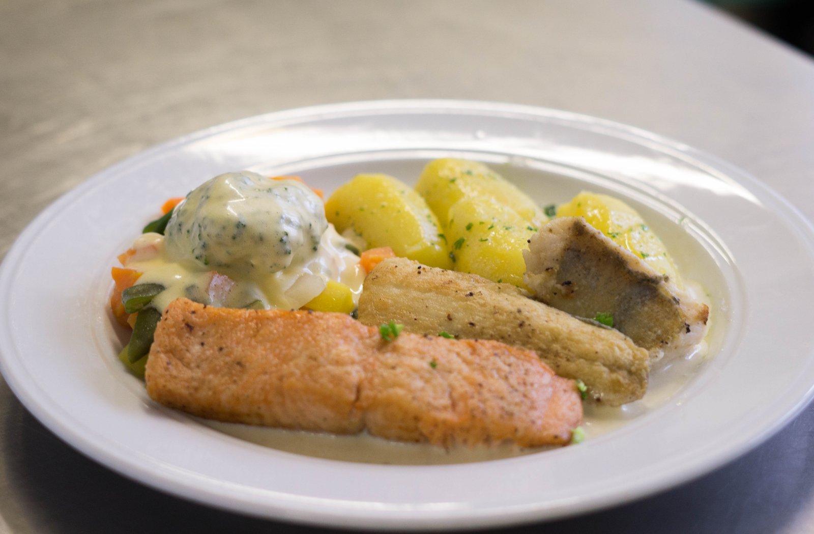 Fischteller mit Gemüse und Kartoffeln